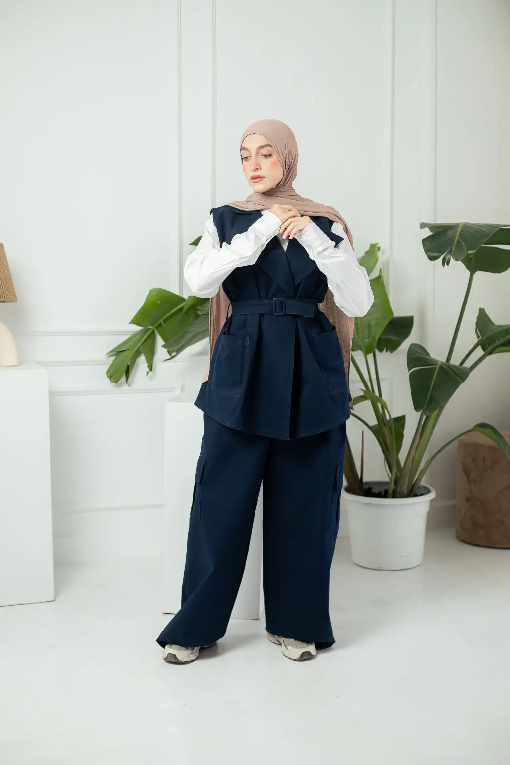 Mulan’s pants navy